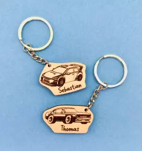 Personalisierter Auto-Schlüsselanhänger mit individueller Namensgravur. Tolles individuelles Geschenk für Autoliebhaber.