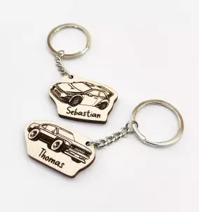 Personalisierter Auto-Schlüsselanhänger mit individueller Namensgravur. Tolles individuelles Geschenk für Autoliebhaber.