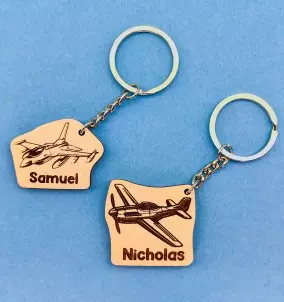 Personalisierter Flugzeug-Schlüsselanhänger mit individueller Namensgravur. Tolles individuelles Geschenk für Flugzeugliebhaber.