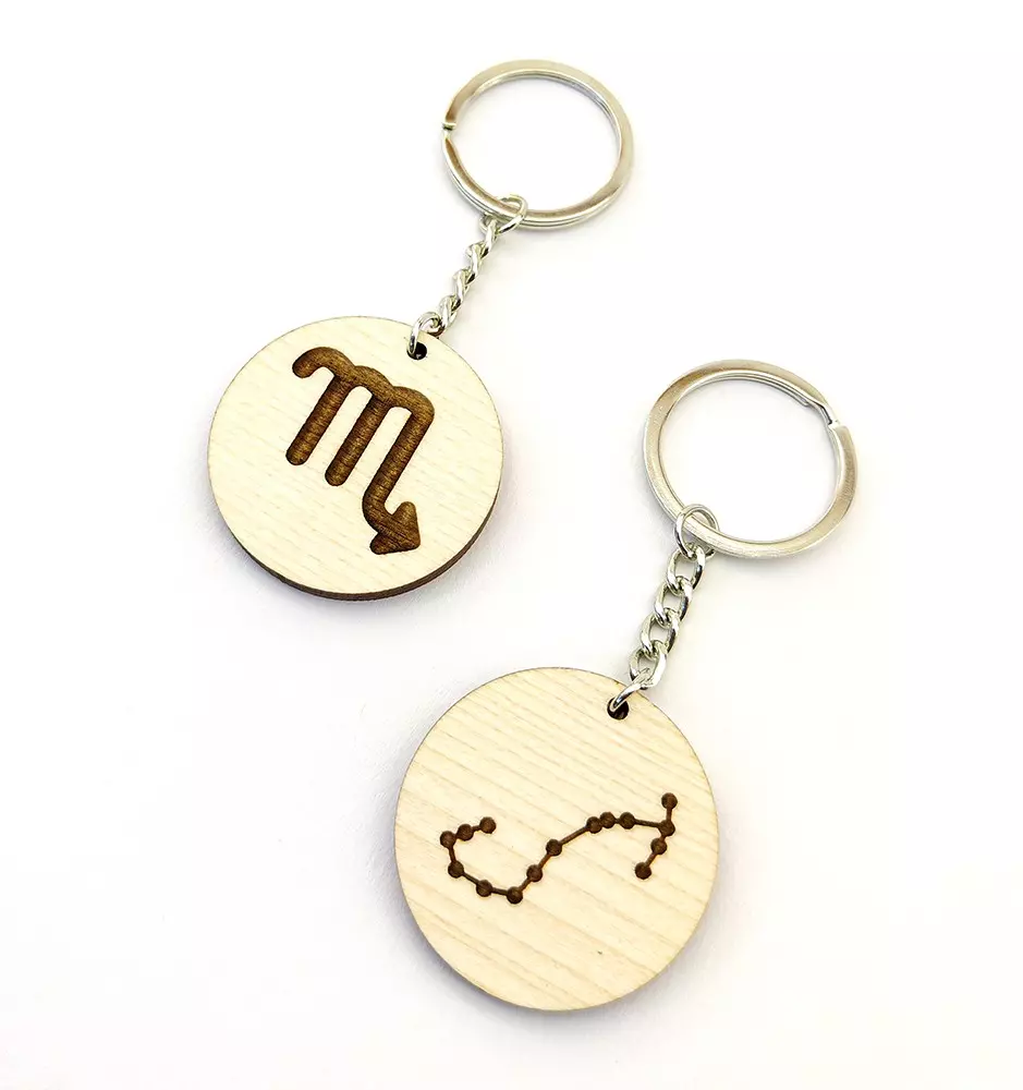 Personaliziran obesek za ključe - Horoskop - Škorpijon (Scorpio) - z graviranim napisom po izbiri.