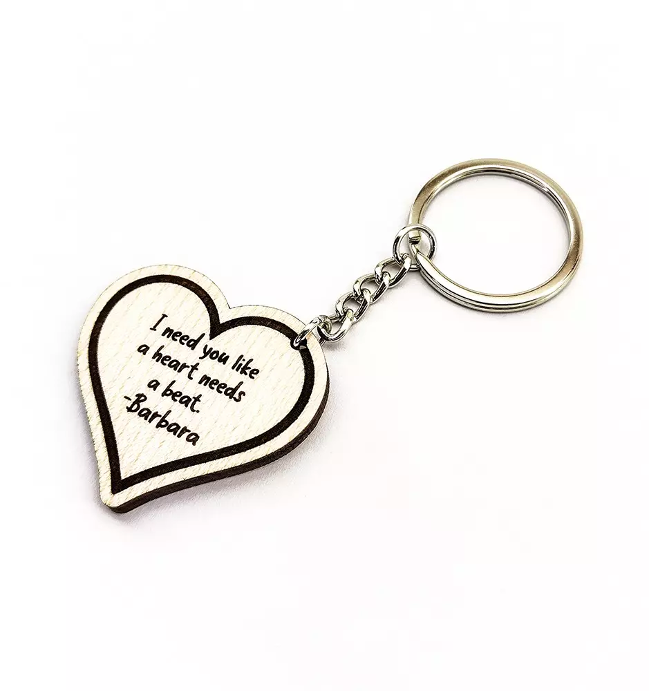 Obesek za ključe v obliki srca z besedilom po meri - prilagojeno darilo za partnerje ali najboljše prijatelje.