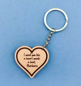Herz-Schlüsselanhänger mit individuellem Text – personalisiertes Geschenk für Partner oder beste Freunde.
