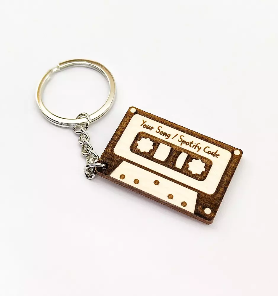 Kassetten-Schlüsselanhänger mit individuellem Text oder QR-Code – personalisiertes Geschenk für Musikfans.