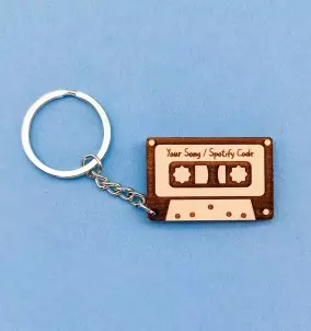 Kassetten-Schlüsselanhänger mit individuellem Text oder QR-Code – personalisiertes Geschenk für Musikfans.