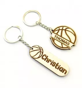 Personaliziran košarkarski obesek za ključe z vgraviranim imenom po vaši izbiri. Slika prikazuje oba dizajna, ki sta na voljo.