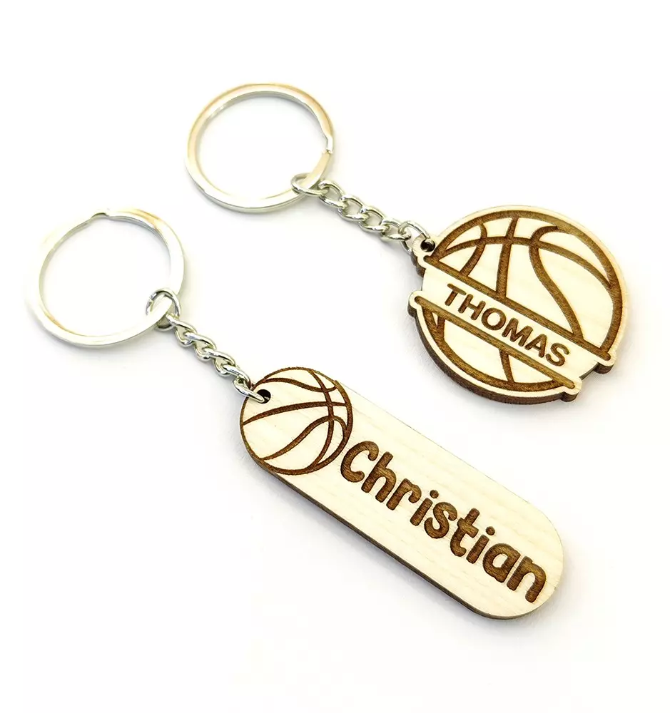 Personalisierter Basketball-Schlüsselanhänger mit eingraviertem Namen Ihrer Wahl. Das Bild zeigt beide verfügbaren Designs.