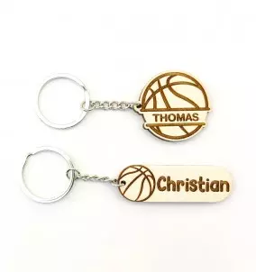 Personalisierter Basketball-Schlüsselanhänger mit eingraviertem Namen Ihrer Wahl. Das Bild zeigt beide verfügbaren Designs.