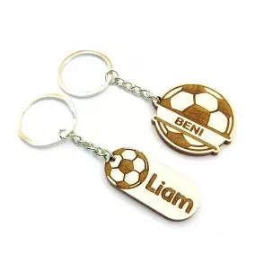 Personalisierter Fußball-Schlüsselanhänger mit eingraviertem Namen Ihrer Wahl. Das Bild zeigt beide verfügbaren Designs.