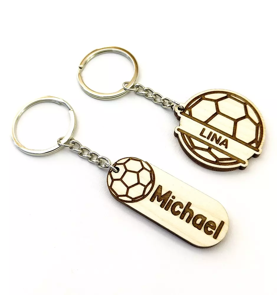 Personalisierter Handball-Schlüsselanhänger mit eingraviertem Namen Ihrer Wahl. Das Bild zeigt beide verfügbaren Designs.