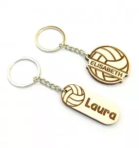 Personalisierter Volleyball-Schlüsselanhänger mit eingraviertem Namen Ihrer Wahl. Das Bild zeigt beide verfügbaren Designs.