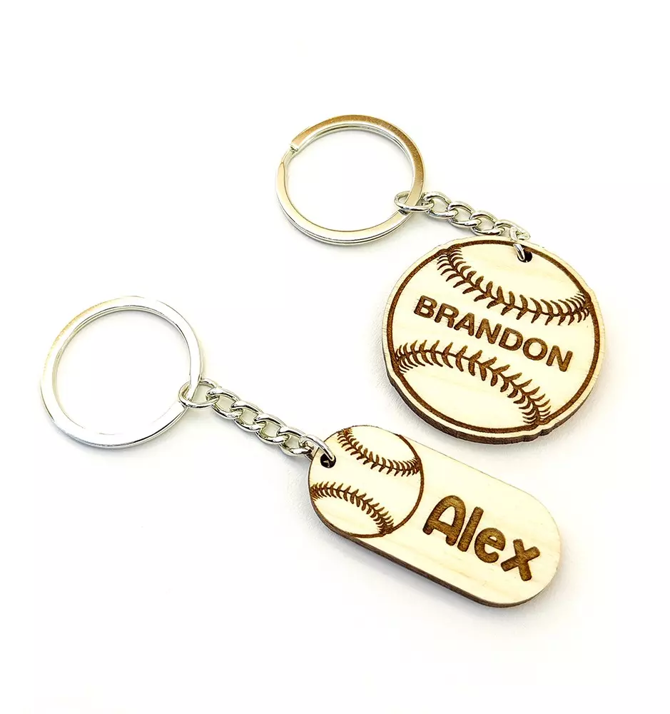 Personalisierter Baseball-Schlüsselanhänger mit eingraviertem Namen Ihrer Wahl. Das Bild zeigt beide verfügbaren Designs.