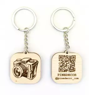 Fotoaparat - Obesek za ključe s QR kodo in napisom po izbiri