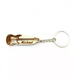 Personalisierter Schlüsselanhänger in Form einer E-Gitarre mit eingraviertem Namen.