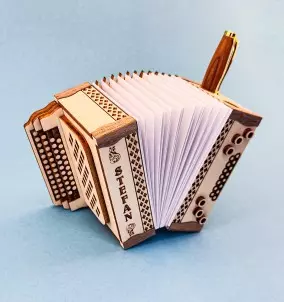 Personalisierter Bleistiftständer in Form eines Harmonika - Geschenk für Harmonikaspieler & Akkordeonspieler.