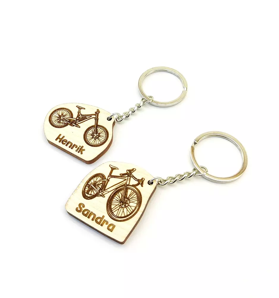 Personalisierter Fahrrad-Schlüsselanhänger mit individueller Namensgravur. Tolles individuelles Geschenk für Radsportfans.