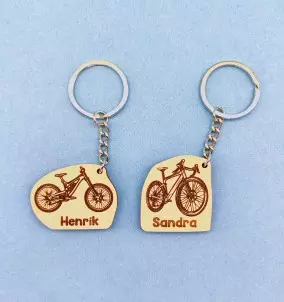 Personaliziran obesek za ključe - Kolo z graviranim imenom po meri. Odlično darilo po meri za ljubitelje kolesarjenja.