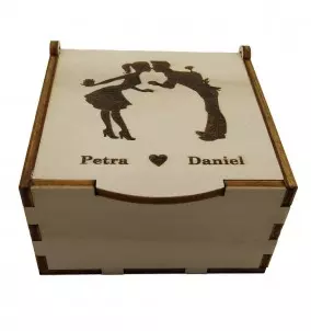 Personalisierte Geschenkbox aus Holz. Perfektes Geschenk zum Valentinstag.