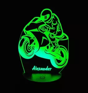 3D LED nočna lučka / svetilka v obliki cestnega motorja z napisom po izbiri. Darilo za ljubitelje motošporta in motoriste.