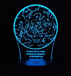 Veilleuse LED personnalisée avec une constellation gravée du moment spécial et une inscription de votre choix.