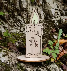 Lesena sveča s stojalom z napisom in motivom po želji. Unikatna okrasitev grobov.