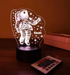 Astronaut 3D LED nočna lučka z imenom po meri. 3D LED svetilka Astronavt v vesolju.