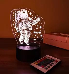 Veilleuse / Lampe Astronaute 3D LED avec nom personnalisé. Astronaute dans la veilleuse de l’espace extra-atmosphérique.