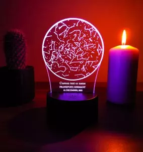 Veilleuse LED personnalisée avec une constellation gravée du moment spécial et une inscription de votre choix.