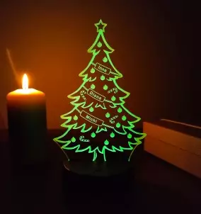Personalizirana nočna lučka v obliki božičnega drevesca z vgraviranimi imeni po meri.