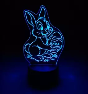 Osterhasen-Nachtlicht mit individuellem Namen auf einem Osterei.