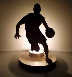 Unikatni leseni svečnik - stojalo za svečke v obliki igralca košarke, ki vodi žogo - prižgana svečka