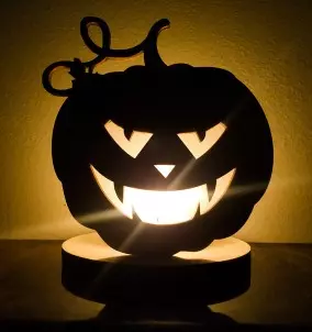 Einzigartiger hölzerner Halloween-Kerzenhalter / Stand-Kürbis mit Kerze