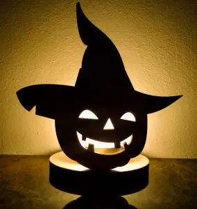 Einzigartiger hölzerner Halloween-Kerzenhalter / Stand-Kürbis mit Hut