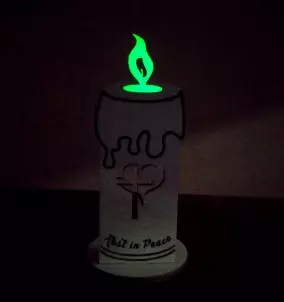 Lesena sveča s svetlečim plamenom z napisom in motivom po želji