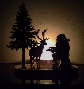 Weihnachtsdekoration - Kerzenhalter Weihnachtsmann mit Rentier - Kerze