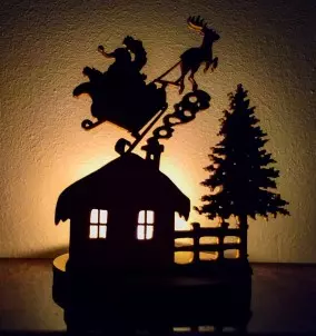 Božična dekoracija - svečnik božiček s sanmi - s svečko