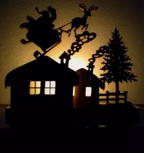 Weihnachtsdekoration - Kerzenhalter Weihnachtsmann auf einem Schlitten - Kerze