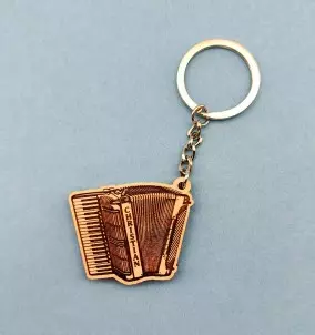 Personalisierter Schlüsselanhänger in Form eines Piano-Akkordeons. Perfektes Geschenk für Akkordeonspieler.