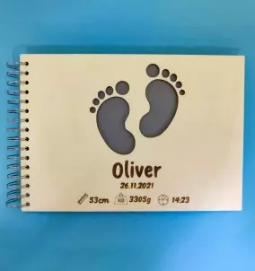 Personalisiertes Baby-Fotoalbum mit individuellem Holzeinband. Name und Geburtstag des Babys sind auf dem Deckel eingraviert.