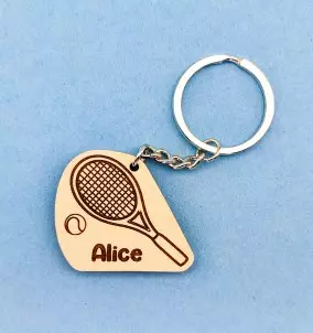 Personaliziran teniški obesek za ključe z graviranim imenom po izbiri. Odlično darilo za tenisače ali ljubitelje tenisa.