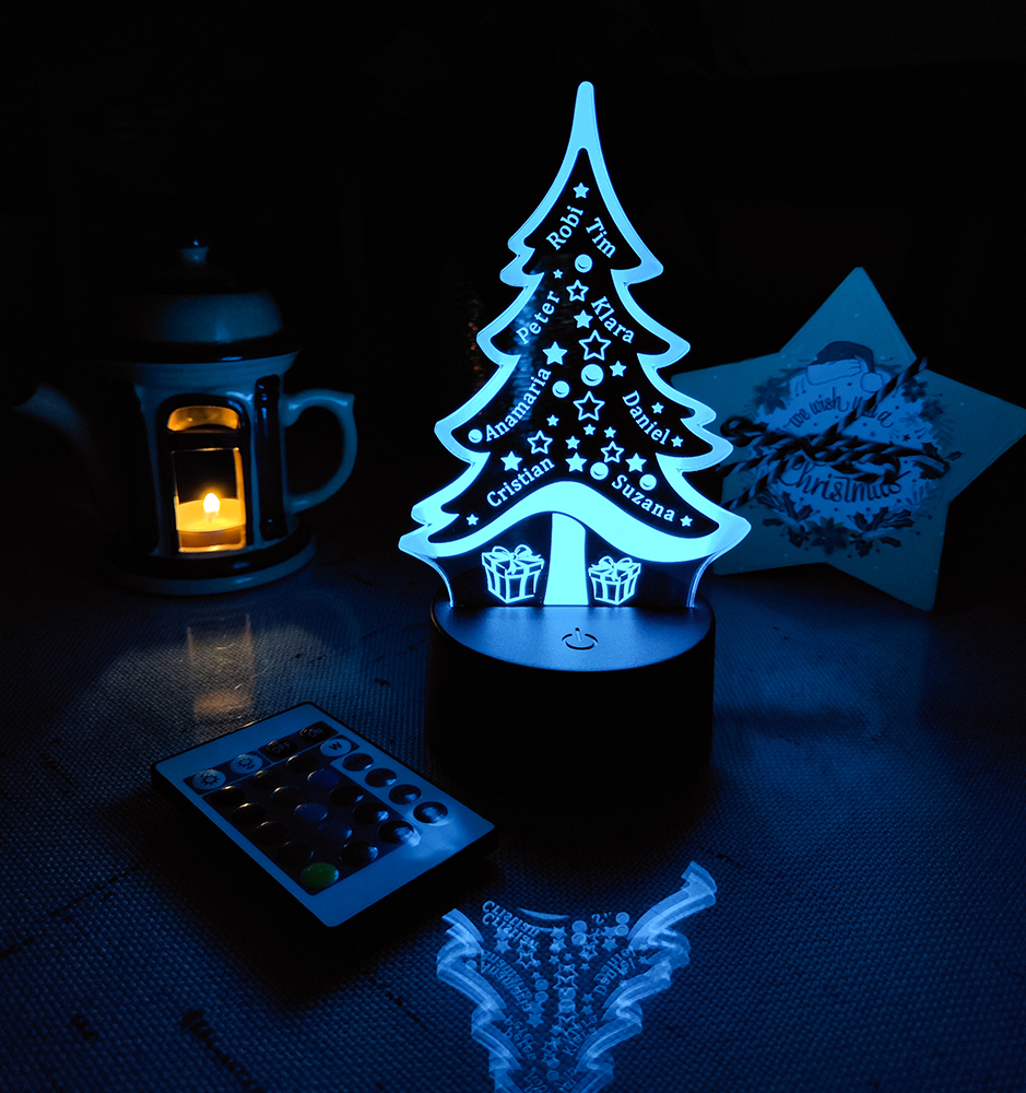 Personalisiertes LED-Weihnachtsbaum-Nachtlicht mit individuellen Namen.
