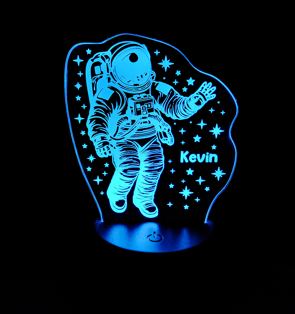Astronavt 3D LED nočna lučka z imenom po izbiri, ki sveti v modri barvi.