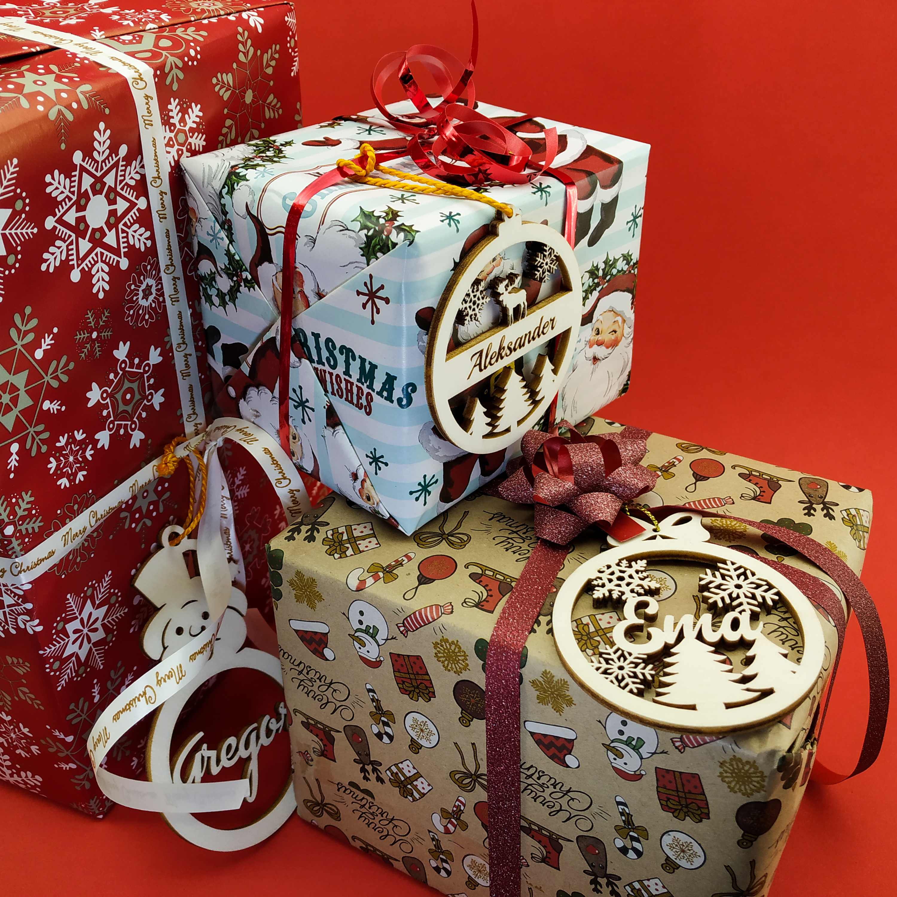 Weihnachtsschmuck mit individuellen Namen, der als Weihnachtsgeschenketikett verwendet wird.